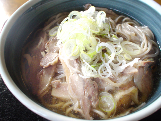 絶品!冷たい肉そば!そば処まるきや、山形県西川町!