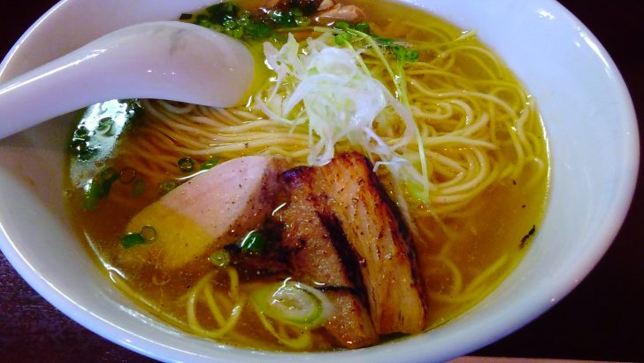 『麺屋くまがい』は、仙台市宮城野区鶴ケ谷にある超人気ラーメン店で「塩鶏そば」が旨い!