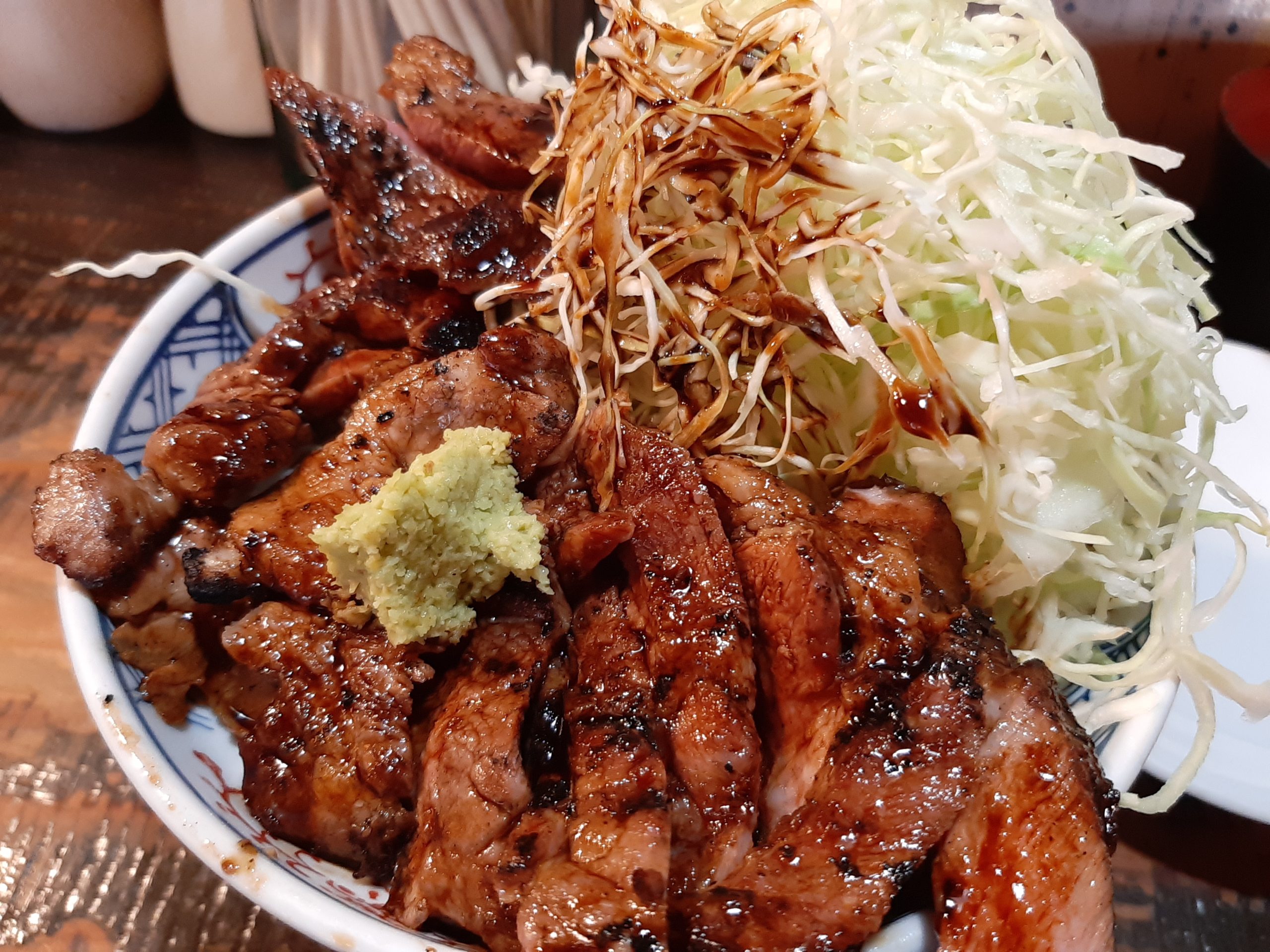 青葉区東一市場の『ぼんてん酒場』ランチの「炭焼き豚丼」は、今も変わらず旨くてコスパも最高だった！