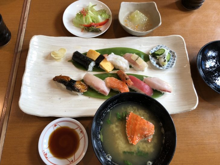 【大人気】すし『魚菜たすけ』で旨安のすしランチを食べてみた!